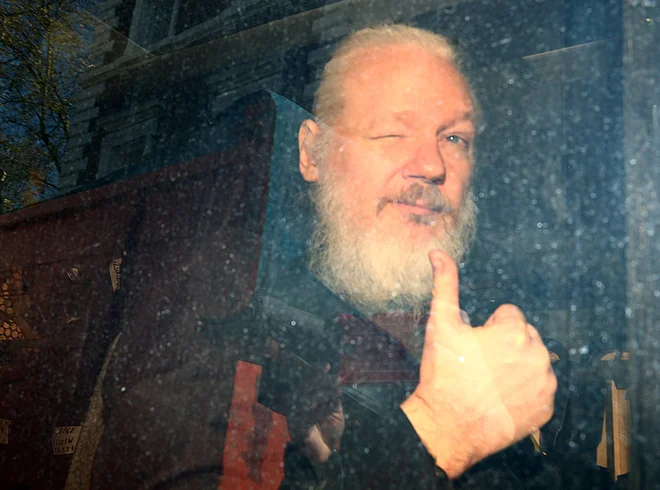 Aprila so ga aretirali in od takrat je v britanskem zaporu. FOTO: Hannah Mckay/Reuters