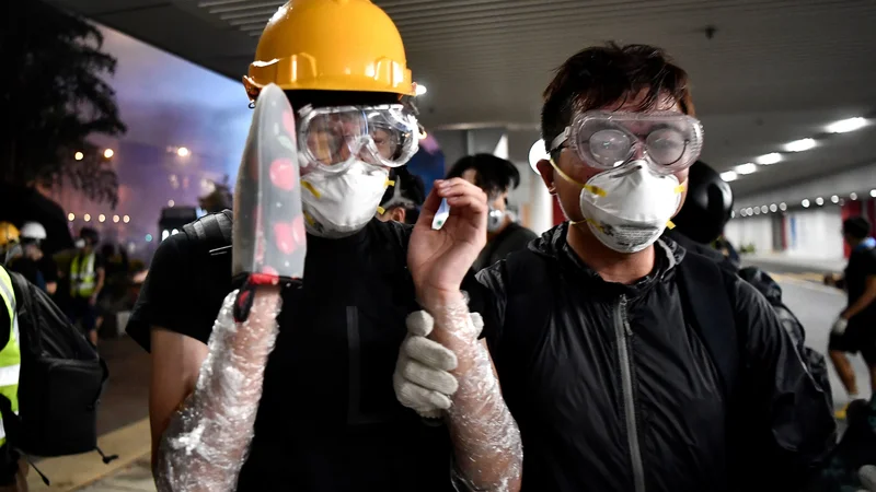 Fotografija: Nedeljske proteste je zaznamovalo nasilje nad protestniki na postaji podzemne železnice na severu mesta. Vsaj 45 ljudi je moralo poiskati zdravniško pomoč. FOTO: AFP