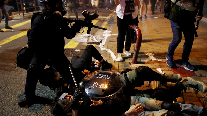 Fotografija: Več deset tisoč demonstrantov je včeraj protestiralo proti spregi med podzemnim kriminalom in vlado. FOTO: Reuters