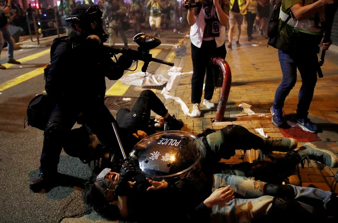 Več deset tisoč demonstrantov je včeraj protestiralo proti spregi med podzemnim kriminalom in vlado. FOTO: Reuters