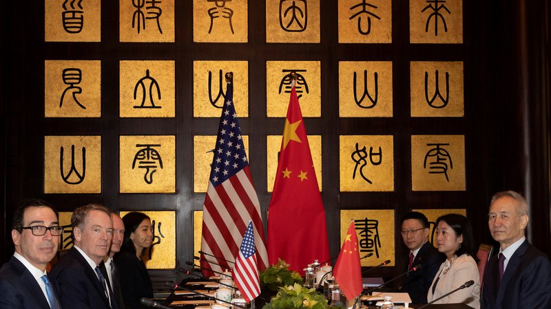 Fotografija: Kitajsko-ameriška pogajanja so se danes v Šanghaju nadaljevala z majhno pomočjo meteorologije in šumenja reke Huagpu. FOTO: Reuters