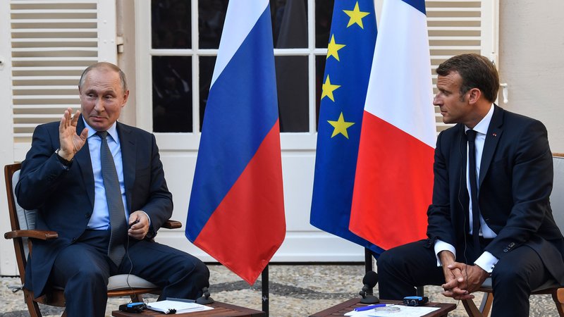 Fotografija: Vladimir Putin in Emmanuel Macron. FOTO: AFP