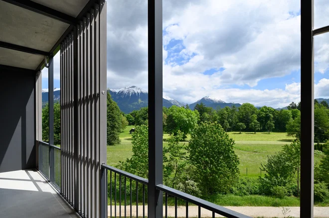 Vertikalne balkonske letve iz termično obdelanega smrekovega lesa najbolj zaznamujejo fasado objekta. Foto BLaž Samec