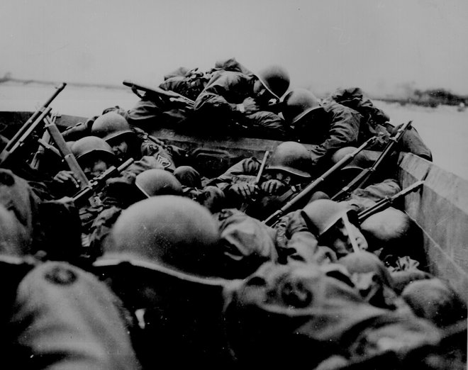 Ameriški vojaki pod močnim nemškim obstreljevanjem prečkajo Ren. FOTO: Handout Reuters