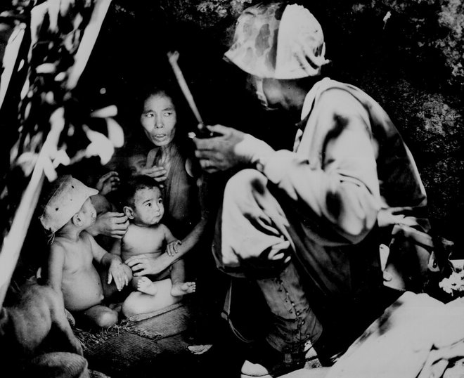Ameriški marinec je leta 1944 v jami odkril japonsko družino, ki se je skrivala pred napadalci. FOTO: Handout Reuters