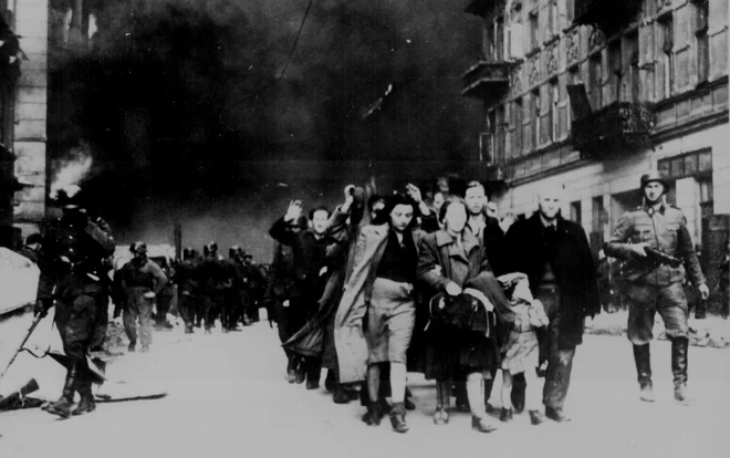 Številne židovske družine so iz varšavskega geta odpeljali v koncentracijska taborišča. FOTO: Handout Reuters