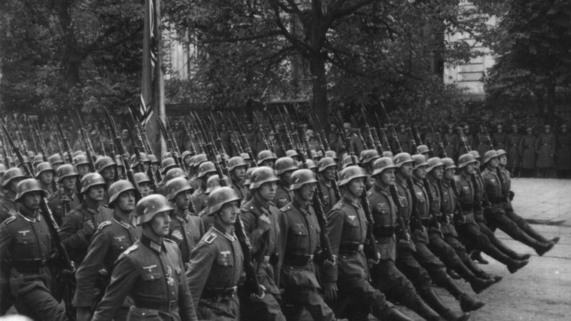 Fotografija: Septembra 1939 so nemški vojaki vkorakali v Varšavo. FOTO: Reuters