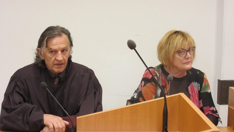 Fotografija: Hilda Tovšak z zagovornikom Dušanom Tankom danes na Okrožnem sodišču v Celju. Krivdo je priznala, ima še nekaj odprtih zadev. FOTO: Špela Kuralt/Delo