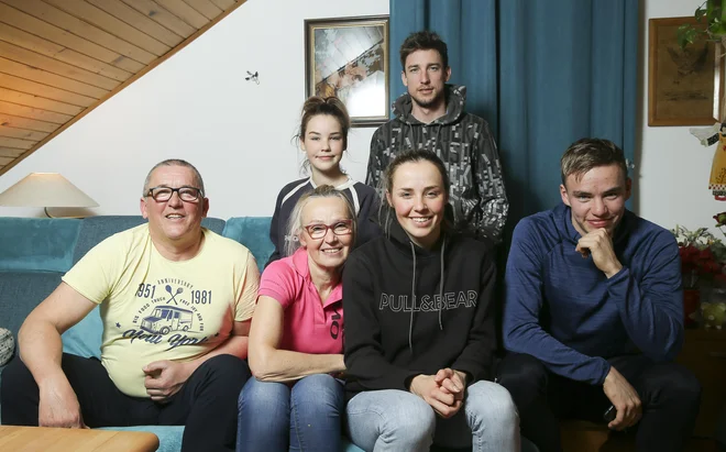Sekstet: Janez, Anka, Anamarija, Janez, zadaj Tinkara in Boštjan FOTO: Jože Suhadolnik