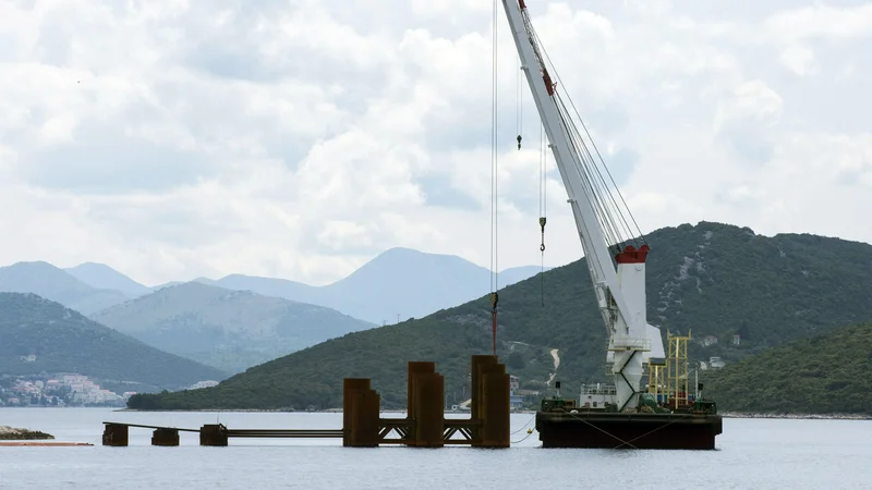 Fotografija: Kitajska državna korporacija CRBC na Hrvaškem gradi v 85 odstotkih evropsko sofinanciran most na Pelješac. Kitajska ponudba je bila kar 72 milijonov evrov cenejša od drugega najcenejšega avstrijskega Strabaga. Foto Denis Jerković/Cropix Cropix