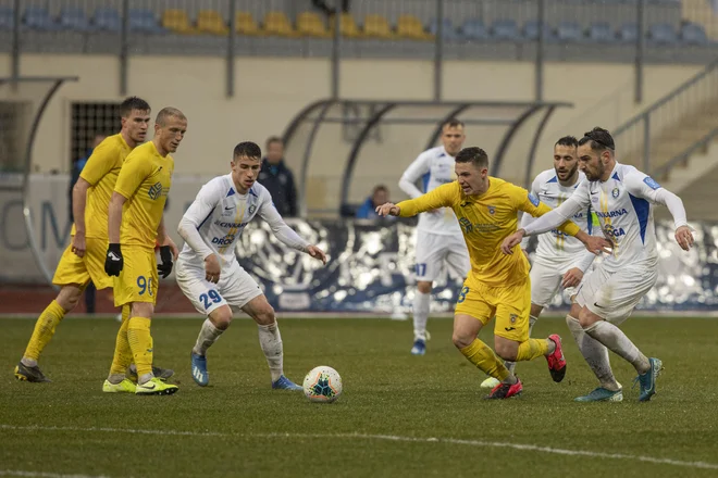 Domžalski up Tamar Svetlin (desno v rumenem) bo jutri v Sp. Šiški imel priložnost za prvo letošnjo zmago. FOTO: Voranc Vogel/Delo