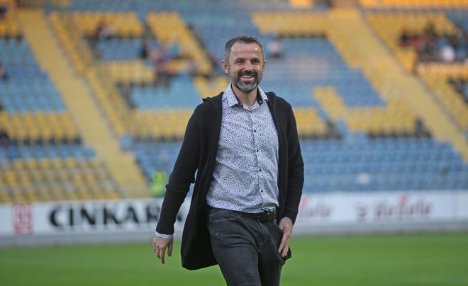 Trener Celja Dušan Kosić je dal svobodo v igri svojemu najustvarjalnejšemu igralcu Mitji Lotriču. FOTO: Tadej Regent/Delo
