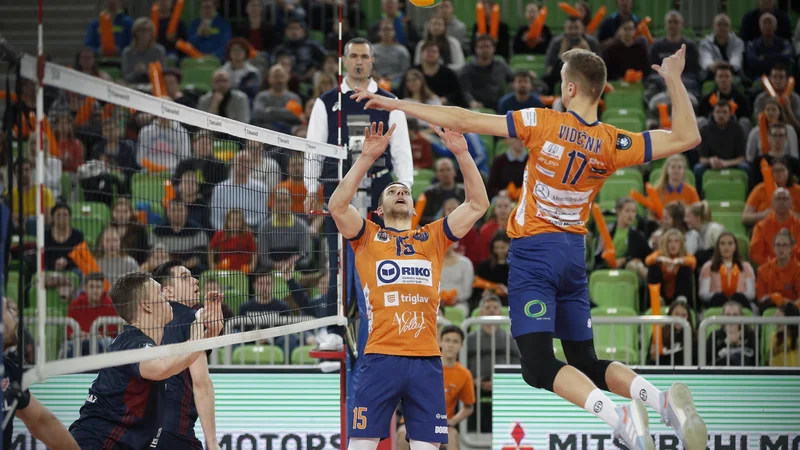 Matic Videčnik in Andrija Vilimanović iz ACH Volley. Odbojkarska tekma CEV - Evropske lige prvakov med domačim ACH Volley in ruskim Fakel Novy Urengo. Ljubljana, Slovenija 19.februarja 2020. [Videčnik Matic,Vilimanović Andrija,odbojka,odbojkaši,športniki,CEV,Evropska liga prvakov,ACH Volley,Fakel,Ljubljana,Slovenija] Foto Foto: Jure Eržen/delo