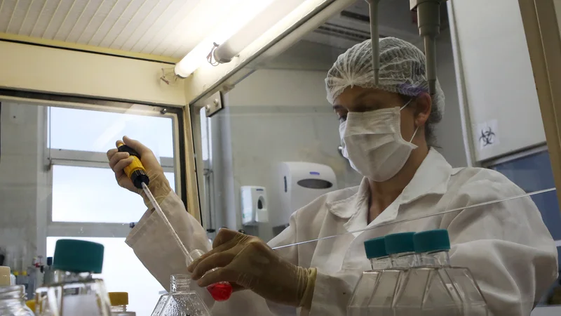 Fotografija: Pomanjkanje stabilnega, načrtovanega in sistemskega financiranja biomedicinskih raziskav je v Sloveniji zelo pereč problem. Foto Reuters (slika je simbolna)