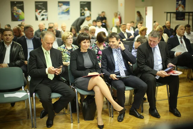 Spomnimo, da je bila dvorana ob zadnji decembrski skupščini Petrola nabito polna, tako da bi zdaj delničarji med seboj težko ohranjali priporočljivo razdaljo. Foto Jure Eržen