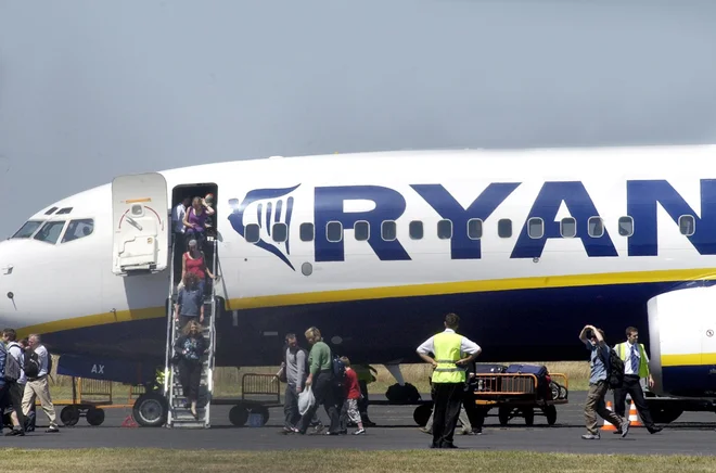 Letala Ryanair so odslej prizemljena. FOTO: Tadej Regent/Delo