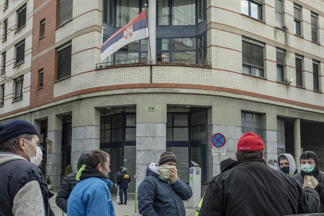 Srbski državljani so danes v okolici srbske ambasade v avtomobilih čakali, da bi jih Srbija sprejela nazaj v domovino. FOTO: Voranc Vogel/Delo