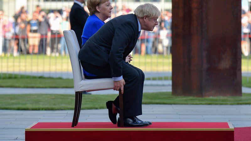 Fotografija: Britanski premier Boris Johnson in nemška kanclerka Angela Merkel avgusta lani med njunim dvostranskim srečanjem v Berlinu. Foto: Tobias Schwarz/Afp
