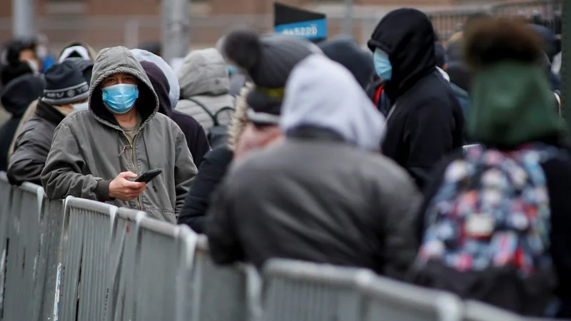 Čakajoči na test za okužbo s koronavirusom v New Yorku Foto Reuters