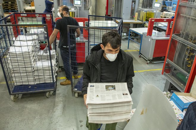 Tisk in razvoz časopisa Delo. FOTO: Voranc Vogel