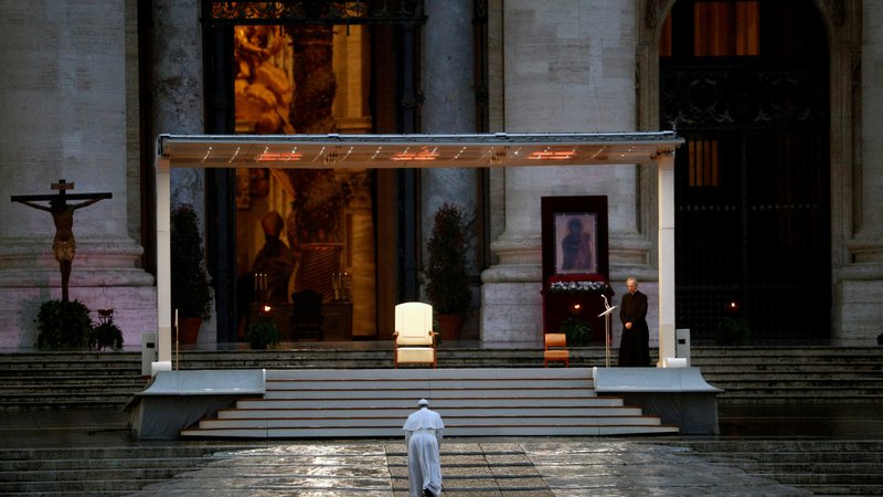 Fotografija: Papež Frančišek je danes podelil izredni blagoslov mestu in svetu (urbi et orbi). FOTO: Guglielmo Mangiapane/Reuters