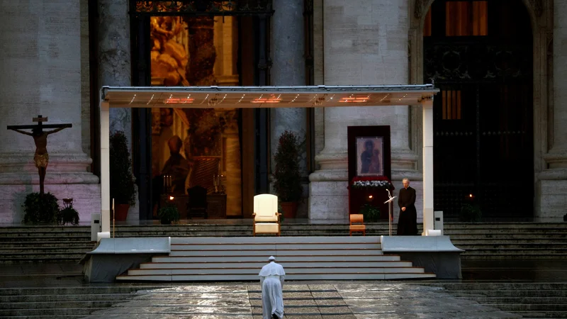 Fotografija: Papež Frančišek je danes podelil izredni blagoslov mestu in svetu (urbi et orbi). FOTO: Guglielmo Mangiapane/Reuters