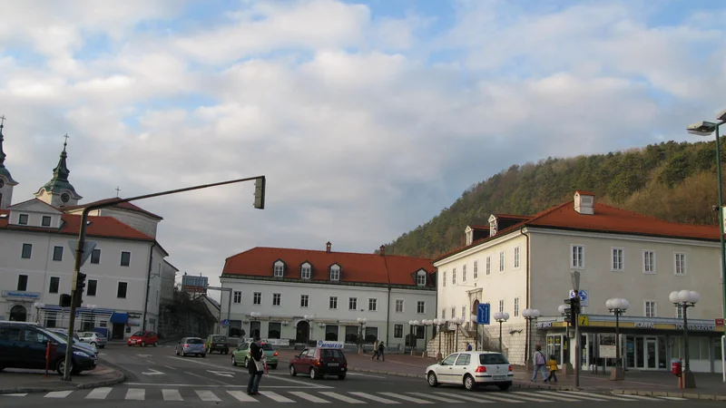 Fotografija: V Postojno so namestili 40 Slovencev, ki so se vrnili iz Madrida. Zanje velja popolna karantena. FOTO: Škrinjar Klara