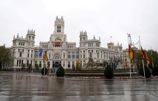 Situacija pred mestno hišo v Madridu, kjer je bil lani ob zaključku Vuelte nepozaben slovenski večer. FOTO: Sergio Perez/Reuters