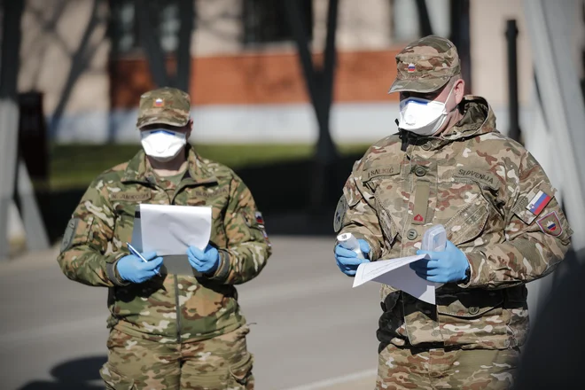 Eden ključnih ciljev dodatnih pooblastil je razbremenitev in sprostitev kadrovskih zmogljivosti policije, ki je zdaj angažirana pri varovanju in nadzoru meje. FOTO: Uroš Hočevar/Delo