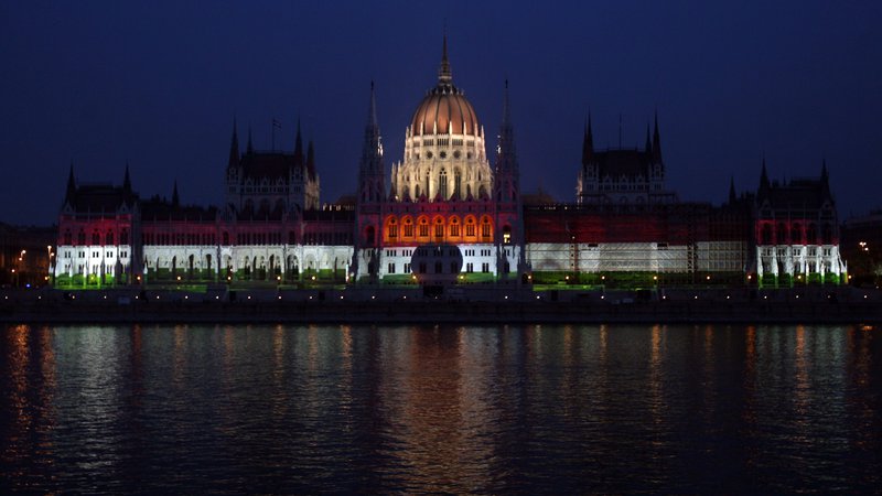 Fotografija: Prve podpisane članice so se izognile konkretni omembi Madžarske v izjavi o ogroženosti demokracije, pravne države in svobode tiska. Vlada bo lahko vladala tudi brez madžarskega parlamenta. Foto Laszlo Balogh/Reuters