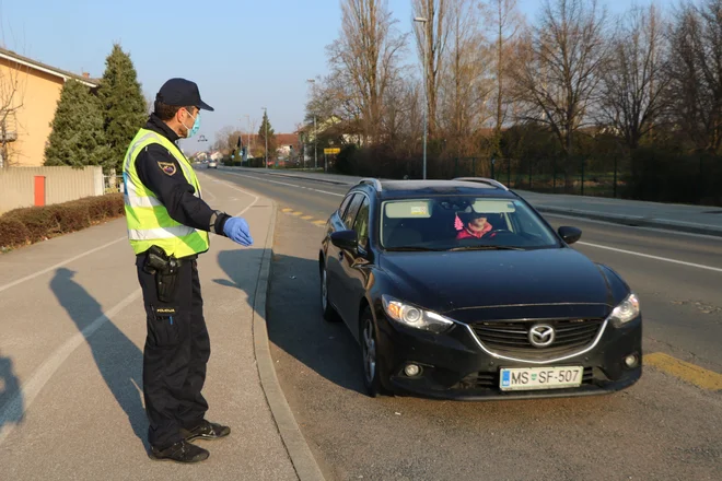 Patrulja policijske postaje Murska Sobota pri nakupovalnem središču Maksimus preverja voznike, ki so se iz smeri Gederovcev pripeljali proti Murski Soboti. FOTO: Jože Pojbič/Delo