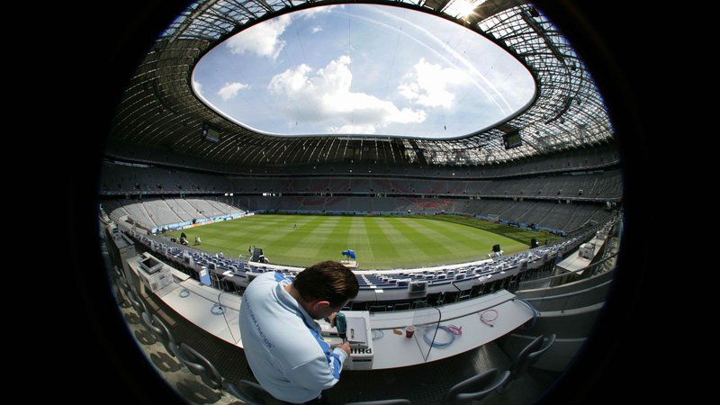 Fotografija: Slovita münchenska Allianz Arena je v teh dneh prazna, mnogi pa v bavarski metropoli sanjajo o vrnitvi nogometa kot tudi športnem prazniku 2022. FOTO: Reuters