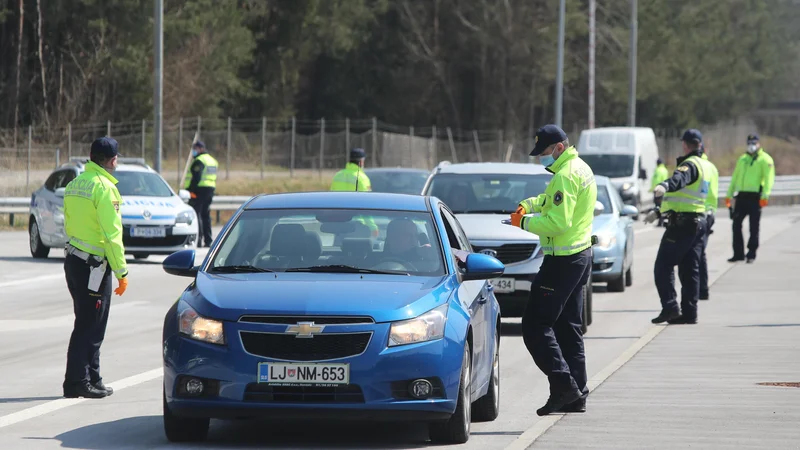 Fotografija: Policija na Torovem kontrolira spoštovanje odloka o omejenem gibanju. FOTO: Marko Feist