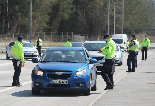 Policija na Torovem kontrolira spoštovanje odloka o omejenem gibanju. FOTO: Marko Feist