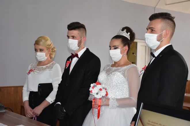 Primerno zavarovana sta si Vildana in Haris Pašović včeraj obljubila večno zvestobo. FOTO: osebni arhiv