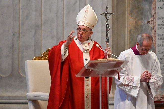Papež Frančišek med današnjim maševanjem v baziliki svetega Petra. FOTO: Afp