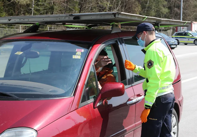 Policisti izrekli 1083 opozoril in podali 1252 predlogov inšpektoratu. FOTO: Marko Feist