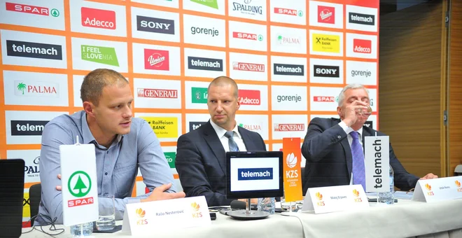 Predsednika KZS in člana IO Fiba Europe Mateja Erjavca (v sredini) ter tajnika KZS in člana komisije za tekmovanja pri Fiba Radoslava Nesterovića (levo) čakata naporna dneva. FOTO: Drago Perko