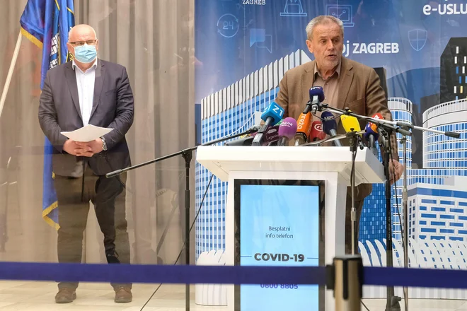 Bandić (na fotografiji desno, na včerajšnji tiskovni konferenci) se izogiba odgovorom na neprijetna novinarska vprašanja, vse večje luknje v mestni blagajni pa poskuša zamašiti s prodajo več počitniških domov, ki jih ima Zagreb ob hrvaški obali. Foto: Cropix
