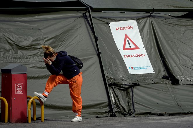 Napis Pozor, območje covida na šotoru pred Bolnišnico Gregoria Maranona v Madridu. V Španiji je bilo v zadnjih 24 urah znova več smrtnih primerov, umrlo je 757 ljudi. FOTO: Oscar Del Pozo/AFP
