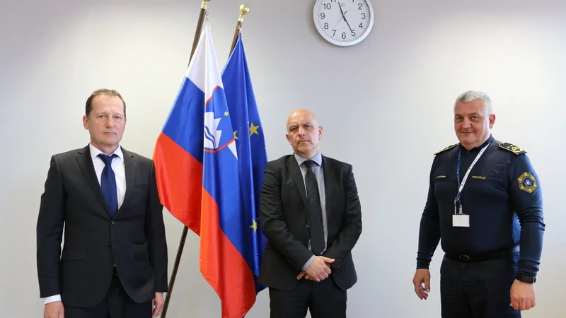 Z leve: v. d. direktorja uprave kriminalistične policije Vojko Urbas, dosedanji prvi mož kriminalistov Boštjan Lindav in v. d. generalnega direktorja policije Anton Travner. Foto Policija