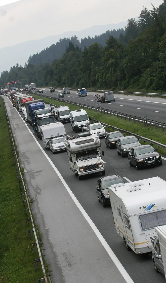 Prazničnih kolon ob letošnjih velikonočnih praznikih ne bo. FOTO: Ljubo Vukelič/Delo