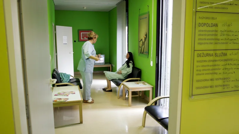 Fotografija: Porod okužene porodnice z novim koronavirsuom je za osebje izjemno zahteven izziv. FOTO: Voranc Vogel/Delo