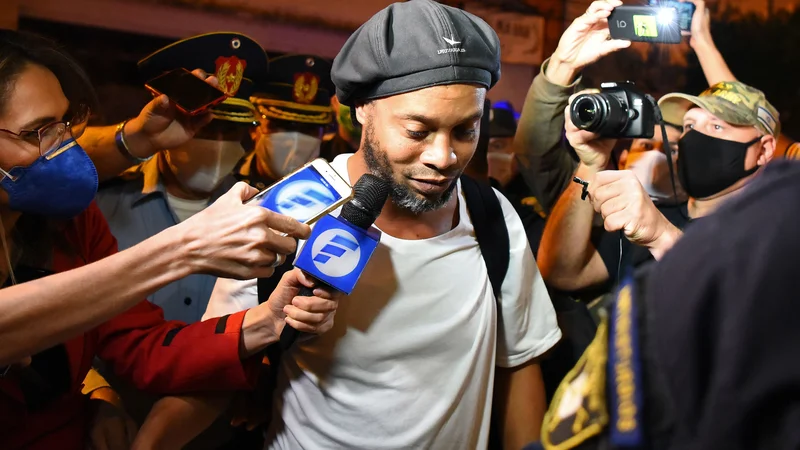 Fotografija: Dober mesec je Ronaldinho prebival v zaporu, kjer so ga drugi zaporniki sprejeli z velikim navdušenjem, po plačilu varščine pa bo na sodni razplet čakal v hotelu v Asuncionu. FOTO: AFP
