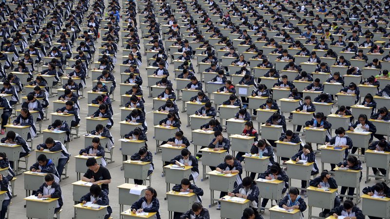Fotografija: Po koncu epidemije se bo več kot 10 milijonov kitajskih maturantov zbralo na sprejemnem izpitu za vpis na visoke šole, ki ga skrajšano imenujejo gaokao. FOTO: Reuters