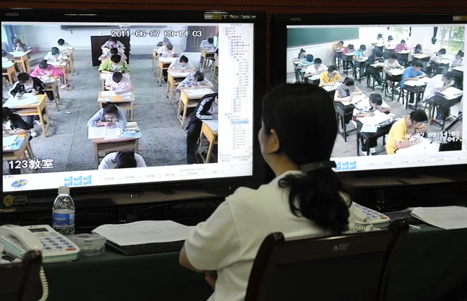 Devet ur v dveh dnevih, kolikor traja <em>gaokao</em>, bo vsakemu kitajskemu maturantu začrtalo življenjsko pot. FOTO: Reuters