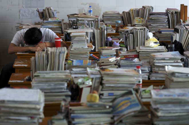 V Wuhanu je bila med karanteno, ki je trajala dva meseca in pol, v družinah z maturanti tako kot redna dostava hrane pomembna tudi redna dostava kapljic za oči. Otroci so od jutra do večera zrli v zaslone in knjige ... FOTO: Reuters