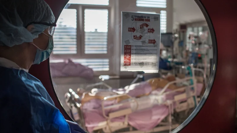 Fotografija: Na infekcijski kliniki delajo v izmenah po sedem ur in na srečo se niso zgodile izredne razmere, kakršne so doživljali v Italiji ali Španiji.
Foto Facebook UKC