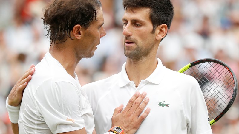 Fotografija: Tako sta se po finalni predstavi Wimbledona pred dvema letoma pozdravila Rafael Nadal in Novak Đoković, zdaj bosta z Rogerjem Federarjem zbirala denar za tiste iz spodnjega dela lestvice ATP. FOTO: Reuters