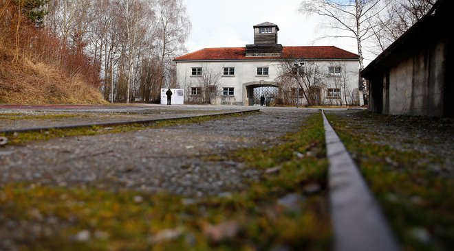 Ostanki železniških tirov, po katerih so taboriščnike pripeljali v Dachau. FOTO: Michael Dalder/Reuters